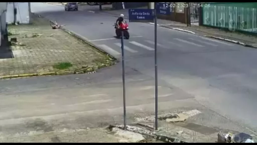 VÍDEO: Mulher cai da garupa de moto após piloto perder o controle em Itajaí