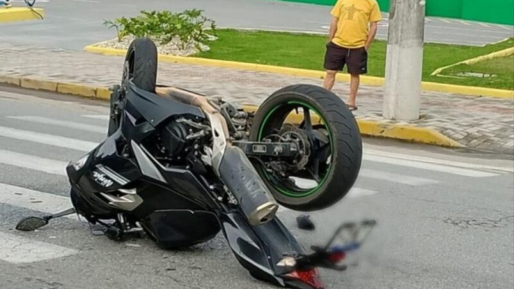 Kawasaki fica cravada em asfalto após colisão com carro