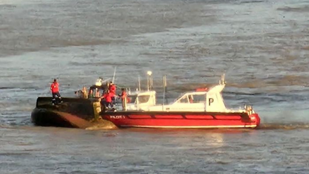 Barco com pescadores vira no  Rio Itajaí-Açu