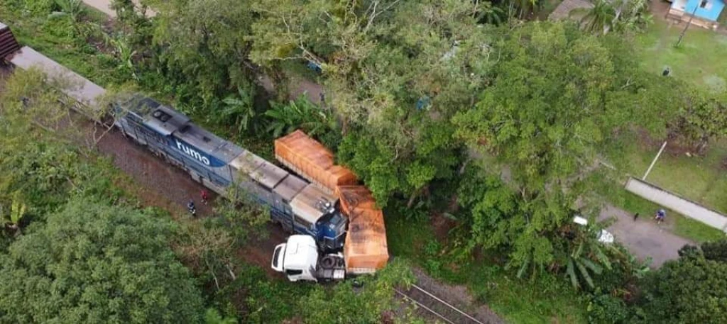 Caminhoneiro catarinense é arrastado por trem no Paraná