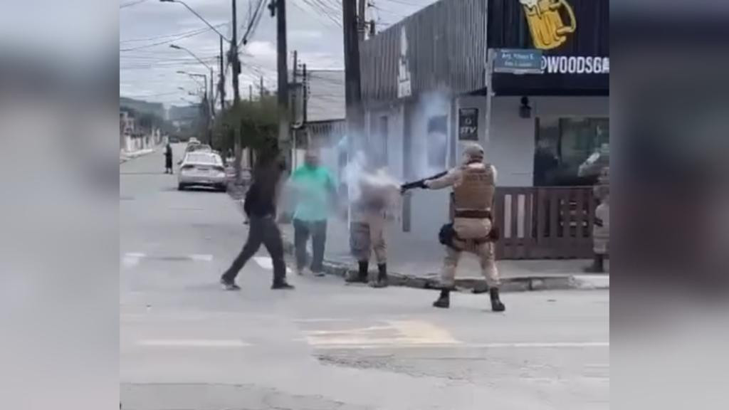 VÍDEO: Briga em boteco termina em tiro, porrada e bomba, em Itajaí
