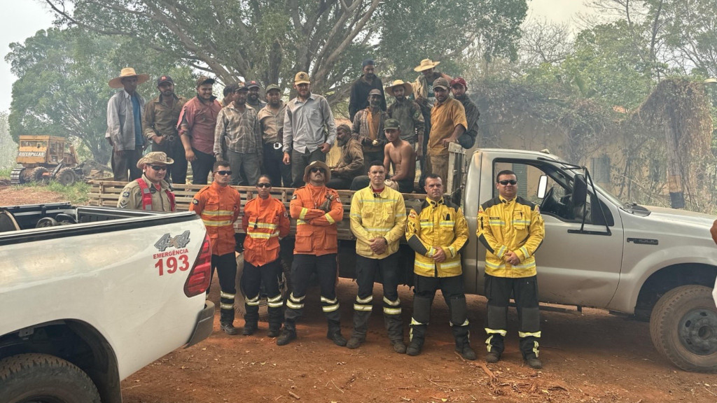 Bombeiros catarinenses resgatam 16 brigadistas perdidos em mata no Mato Grosso