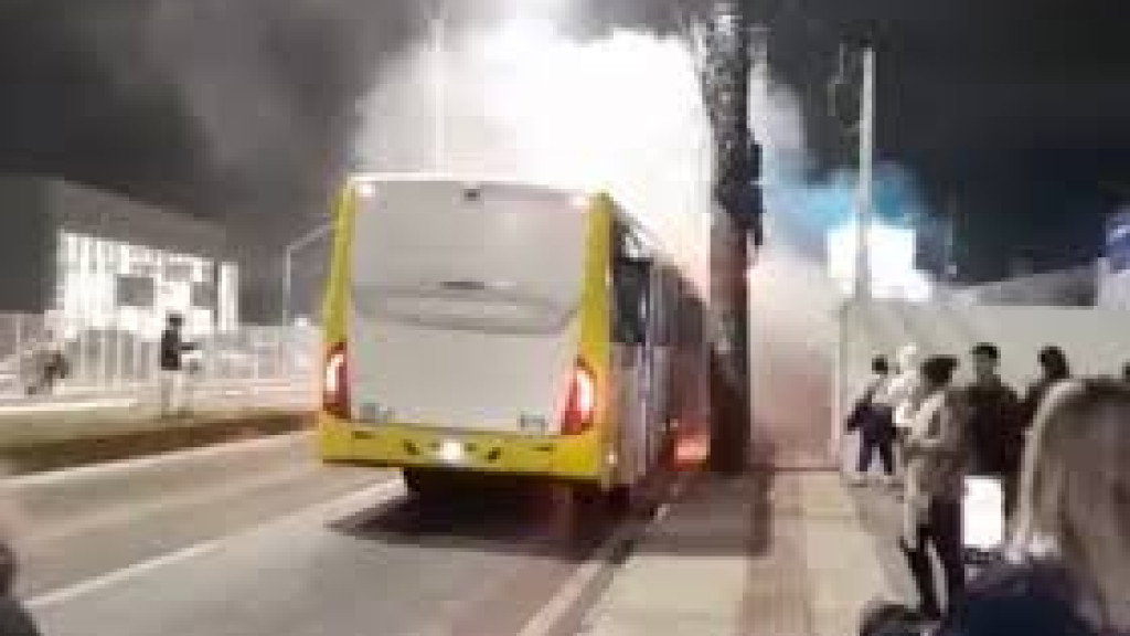 VÍDEO: Ônibus em chamas assusta passageiros em Itajaí