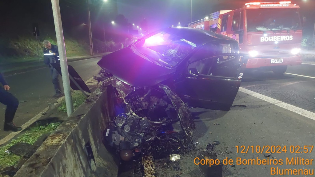 Carro fica destruído e motorista precisa de resgate após colisão em mureta em Blumenau