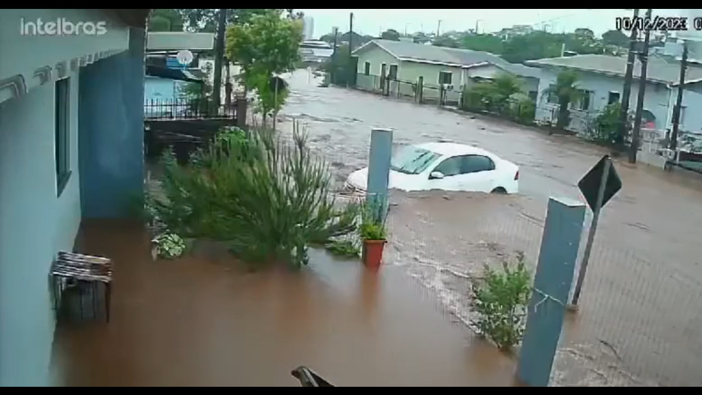 Vídeo mostra carro sendo arrastado pela água em SC: “motorista morreu afogado”