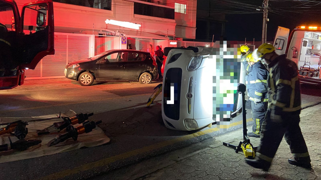 Mulher capota carro após desviar de gato em São José