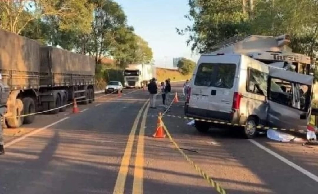 Acidente entre van da saúde e caminhão termina com sete mortos no RS