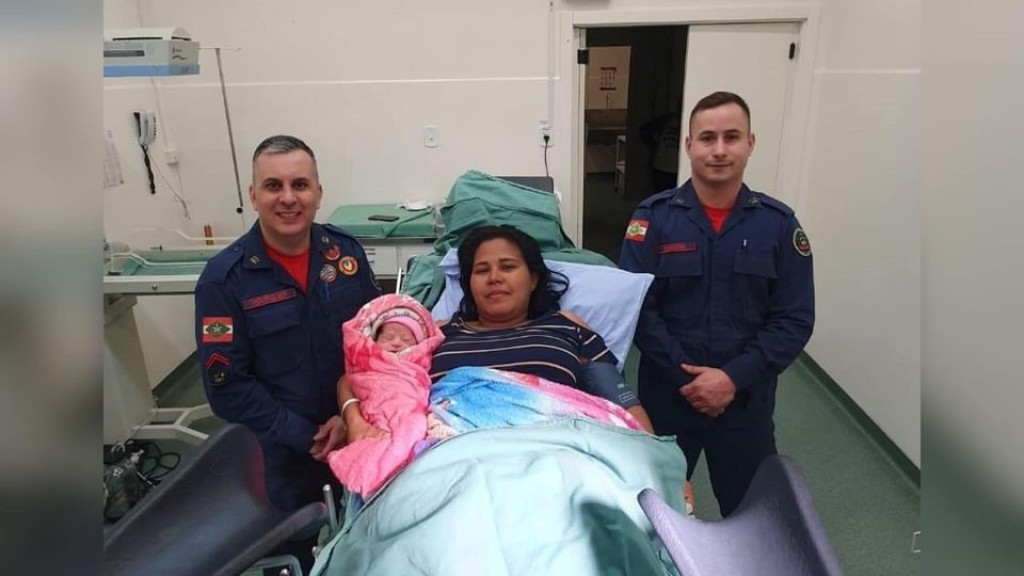 Mulher dá à luz uma menina dentro de ambulância a caminho do hospital em SC