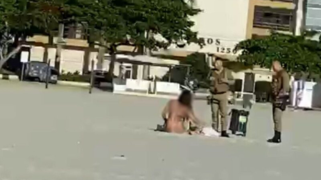 Mulher é flagrada peladona na Praia Central em Balneário Camboriú