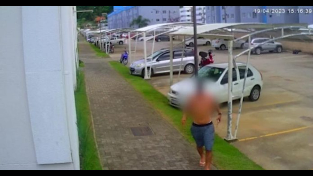 Policial impede ataque de homem em surto psicótico em condomínio de Itajaí