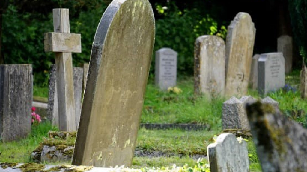 Família se revolta após descobrir que ente querido foi enterrado ao lado do assassino