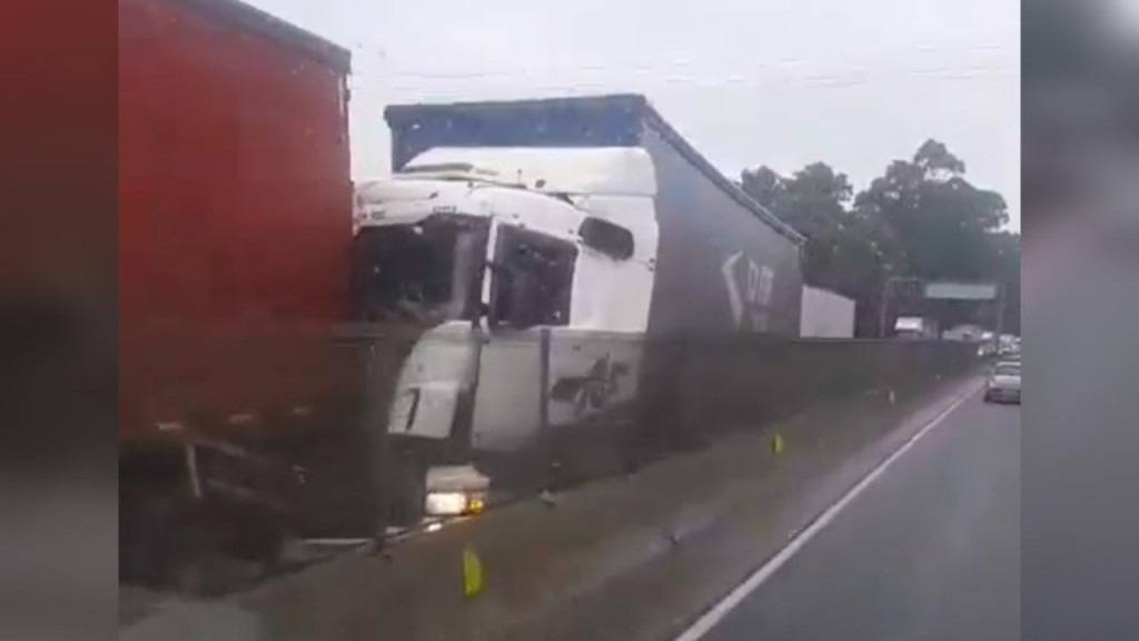 Acidente envolve caminhões e carro causa congestionamento na BR-101, em Itapema