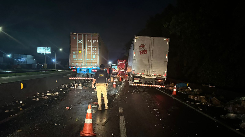 Colisão entre carretas deixa um ferido na BR-101, em Itajaí