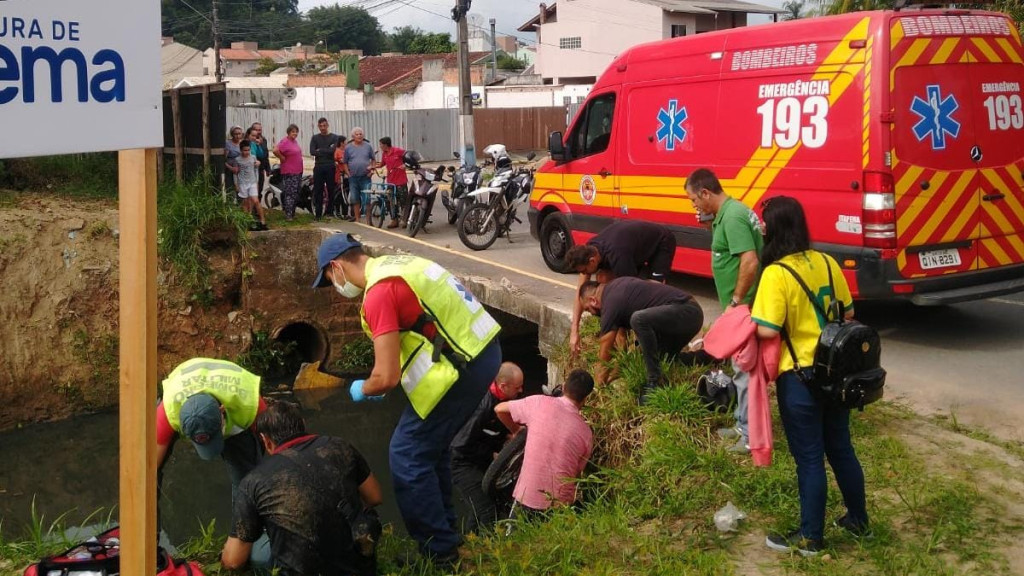 MILAGRE: Motociclista sobrevive a colisão e queda em riacho em Itapema