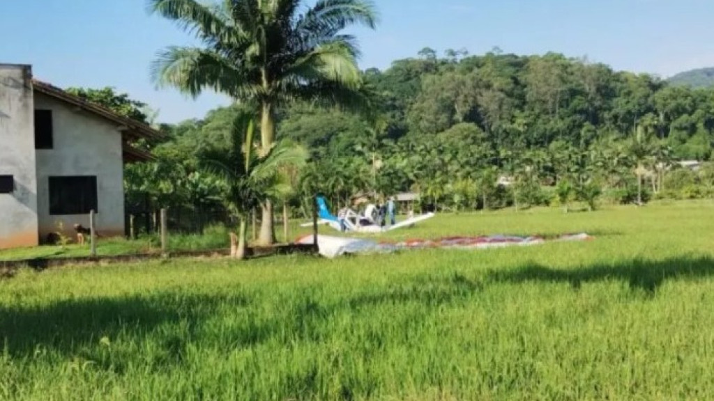 Avião com quatro pessoas cai em Santa Catarina