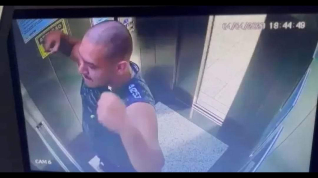 Câmeras registram autor de massacre em creche se exibindo em elevador