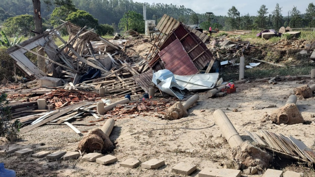 Cidade catarinense destruída por enchente adota toque de recolher para evitar furtos