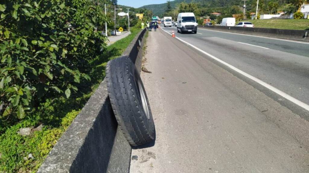 Pedestre morre após ser atingido por pneu de caminhão guindaste na BR-101