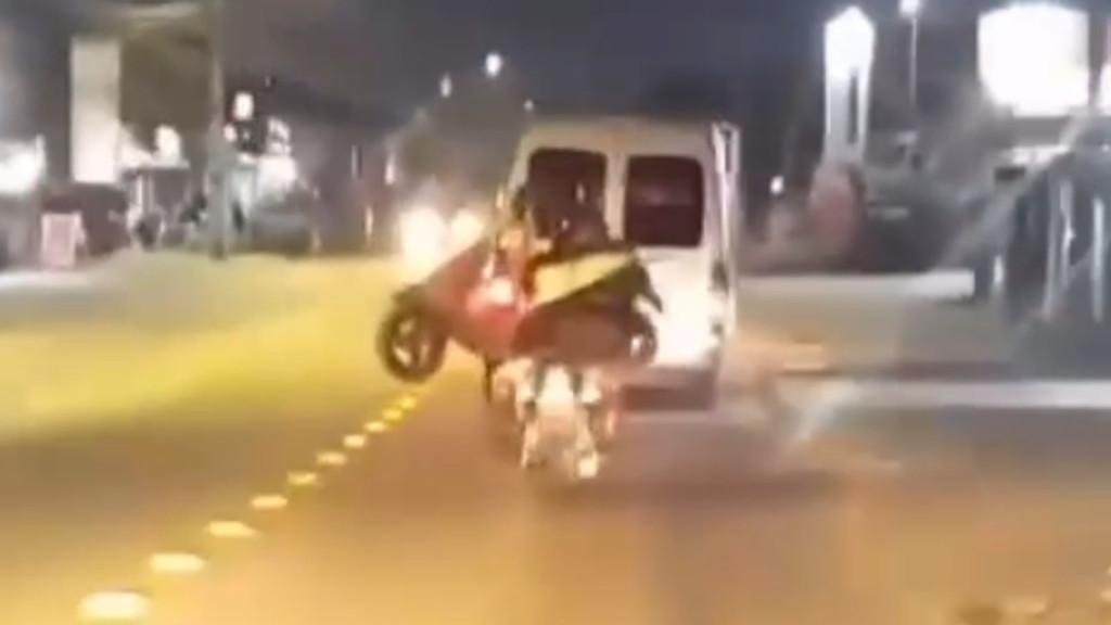 Motociclista é flagrado levando moto na garupa em rua de Joinville