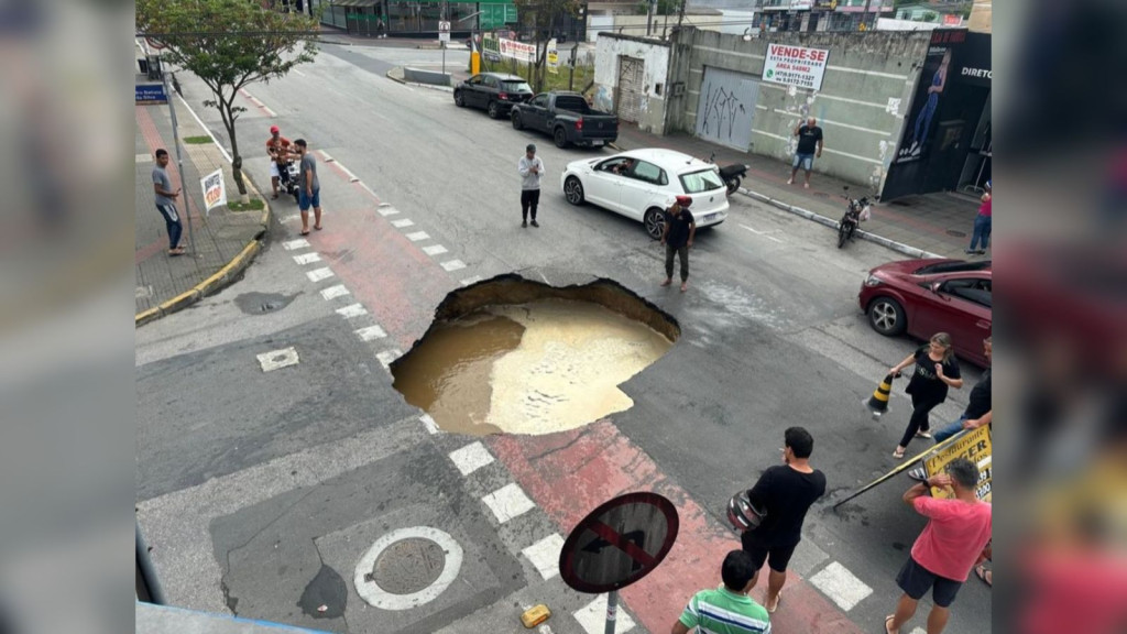 Cratera gigante se abre em rua movimentada de Itajaí após rompimento de tubulação