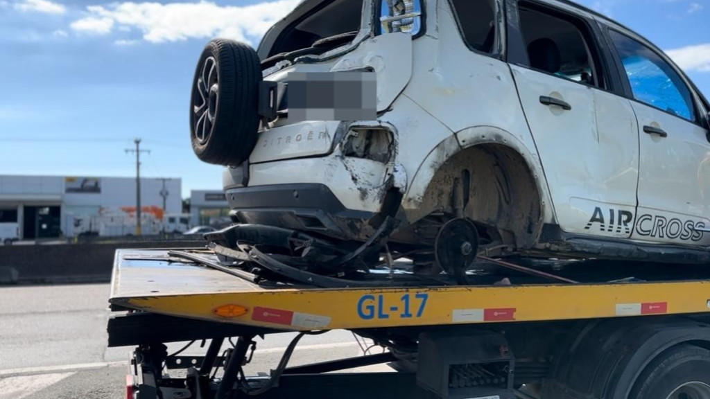 Motorista escapa ilesa após capotar carro ao desviar de animal na BR-101, em Tijucas