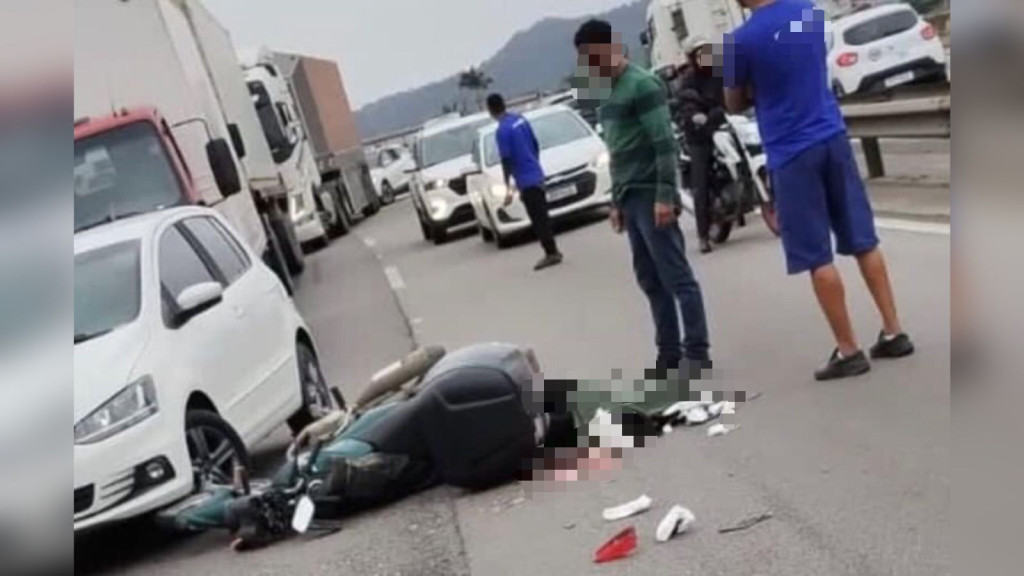 Homem morre após acidente entre moto e carreta na BR-101 em Itajaí