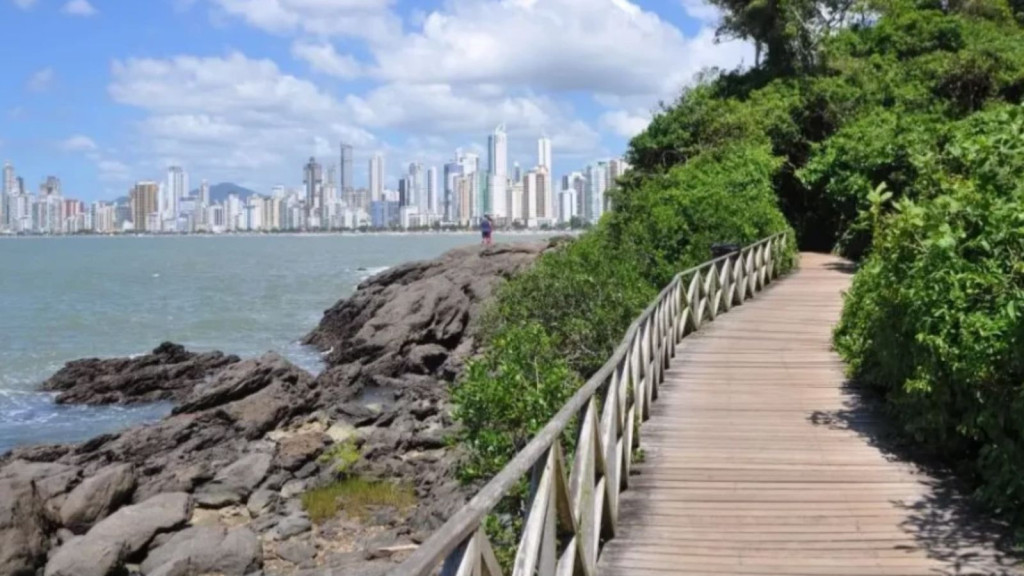 Homem é preso após se masturbar na frente de turistas e crianças em Balneário Camboriú