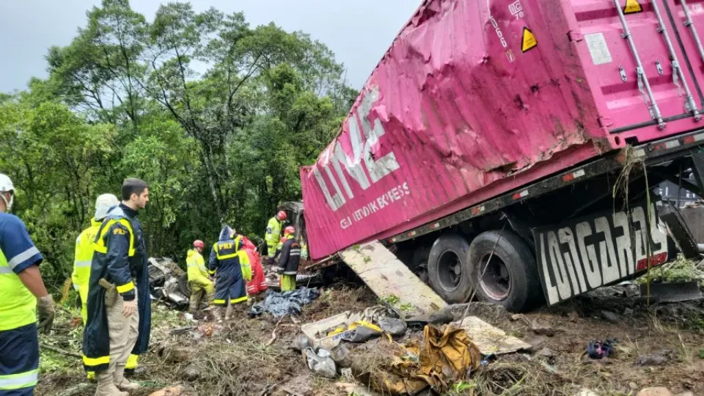 Tragédia na BR-376 causa caos no trânsito: sem previsão de liberação e 18 km de filas