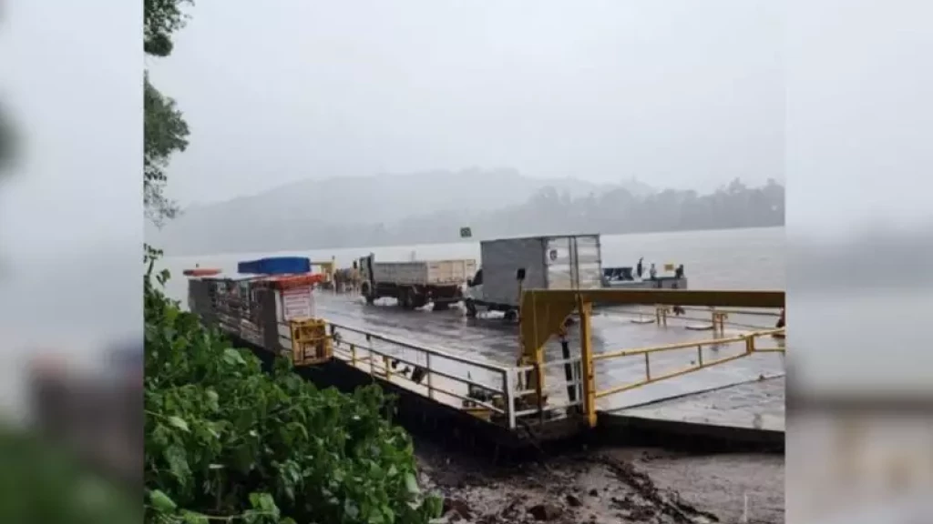 Motorista morre após cair com veículo de balsa dentro de rio durante chuva