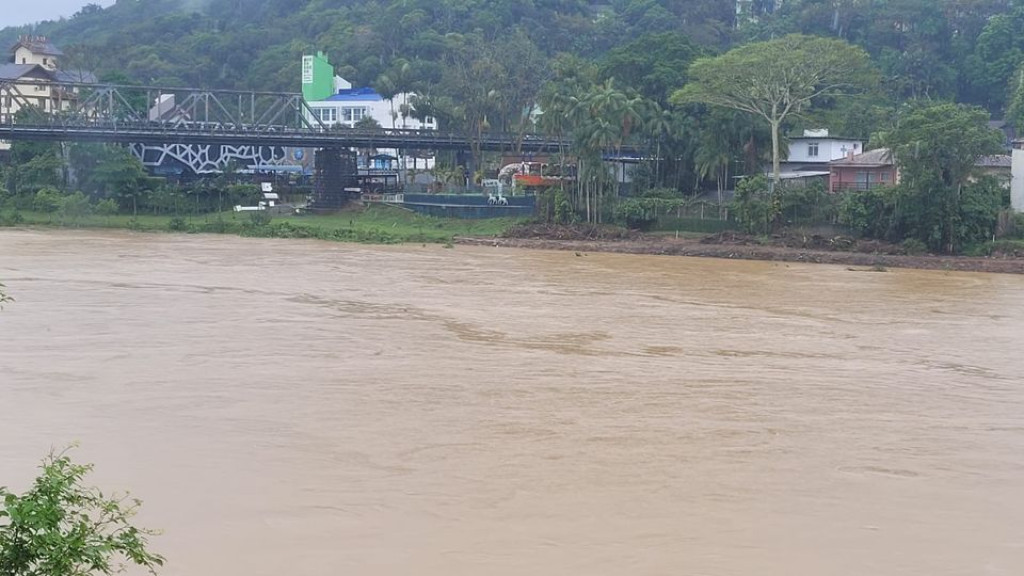 Nível do Rio Itajaí-Açu se aproxima de enchente recorde em Blumenau