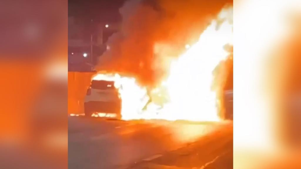 AGORA: Carros pegam fogo após acidente na BR-101, em Biguaçu