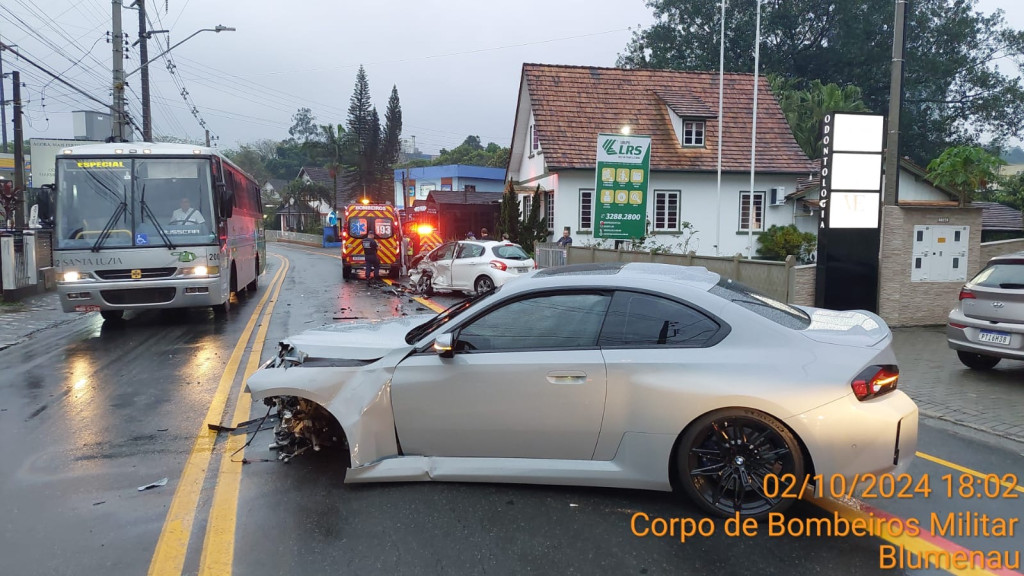 Acidente envolvendo carro de luxo deixa homem ferido em Blumenau