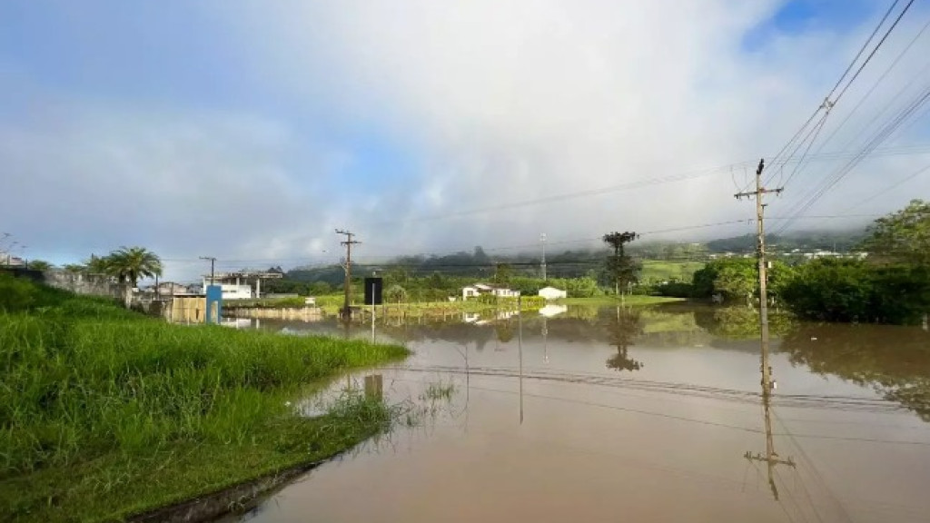 Rio do Sul enfrenta consequências de enchente em manhã ensolarada