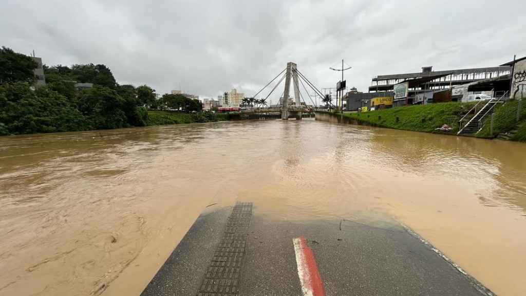 URGENTE: Rio Itajaí-Mirim sai da calha e pode passar de 6 metros em Brusque