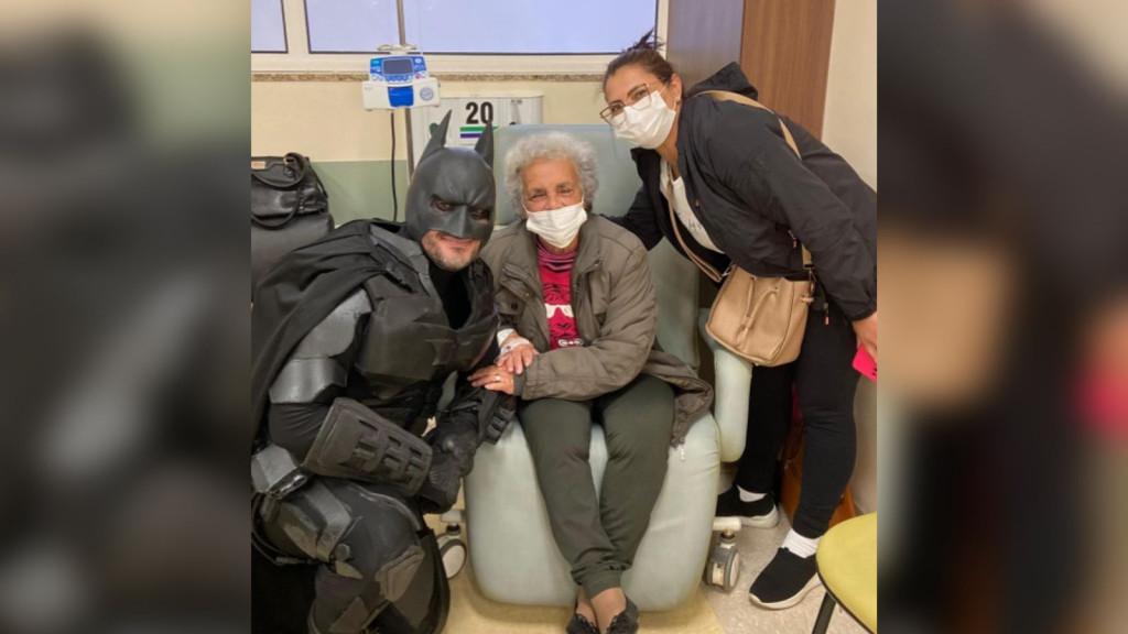 De paciente a super-herói: Batman traz esperança aos pacientes com câncer