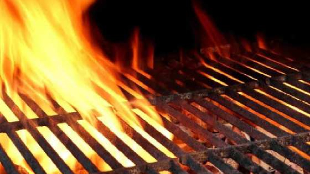Homem tem 40% do corpo queimado ao tentar acender churrasqueira