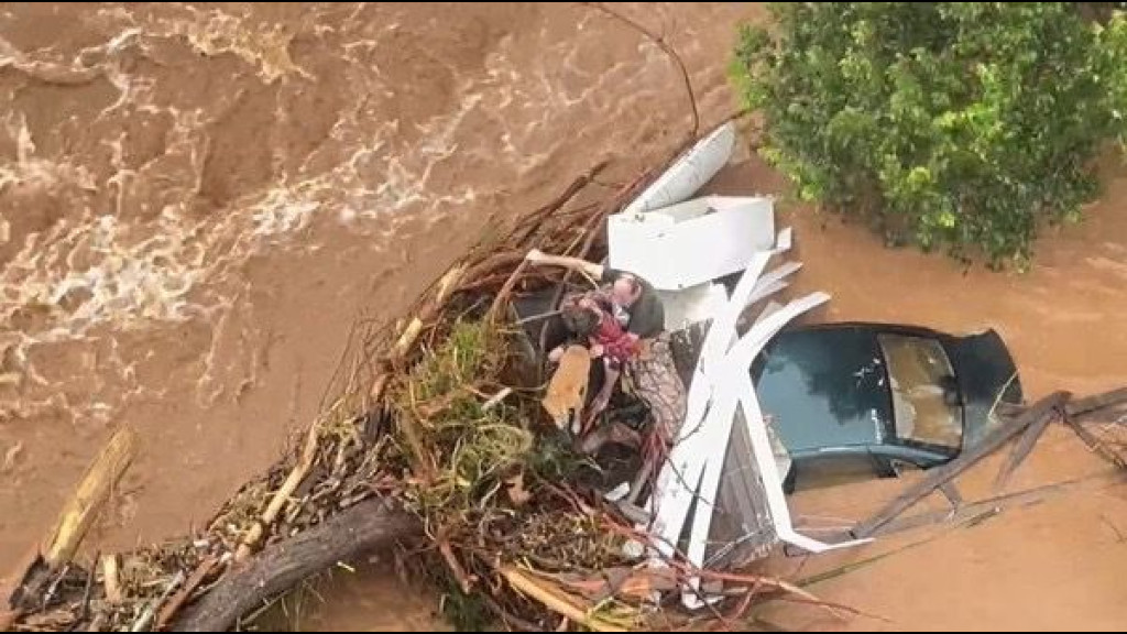 Casal e Cachorro são resgatados de cima de carro durante enchente no RS