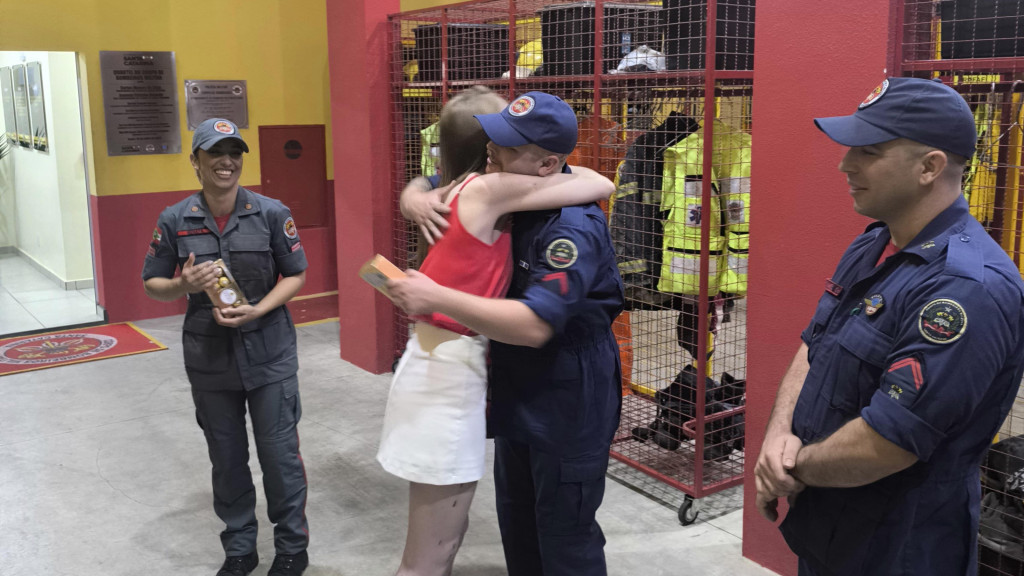 “Vocês me salvaram!”: jovem visita quartel para conhecer bombeiros que resgataram sua vida