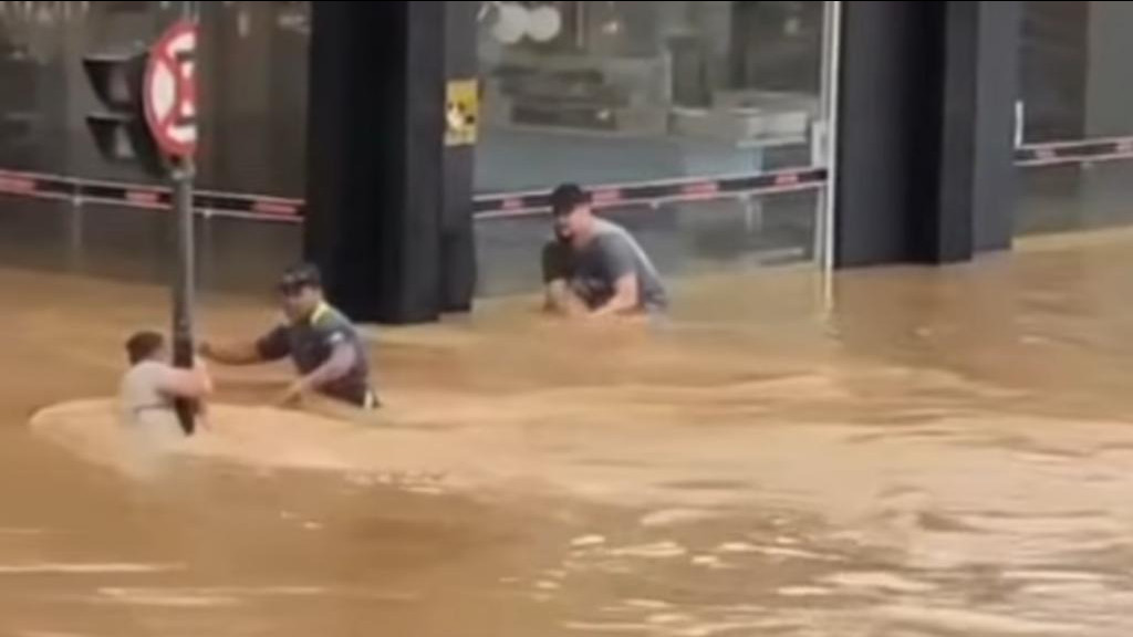 Trabalhador é salvo de correnteza durante enchente em Rio do Sul