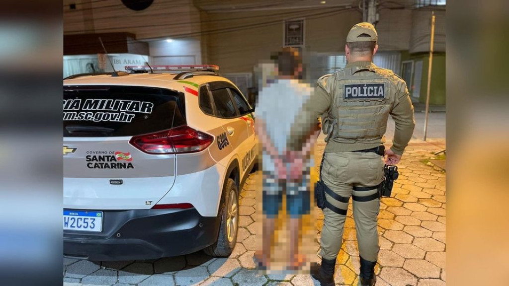 Surpreendido por policiais durante 'cervejinha', jovem é preso por tráfico em Canelinha