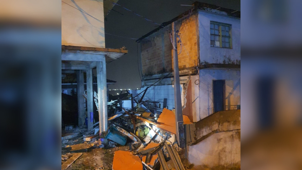 Casa desaba após explosão de gás em Florianópolis