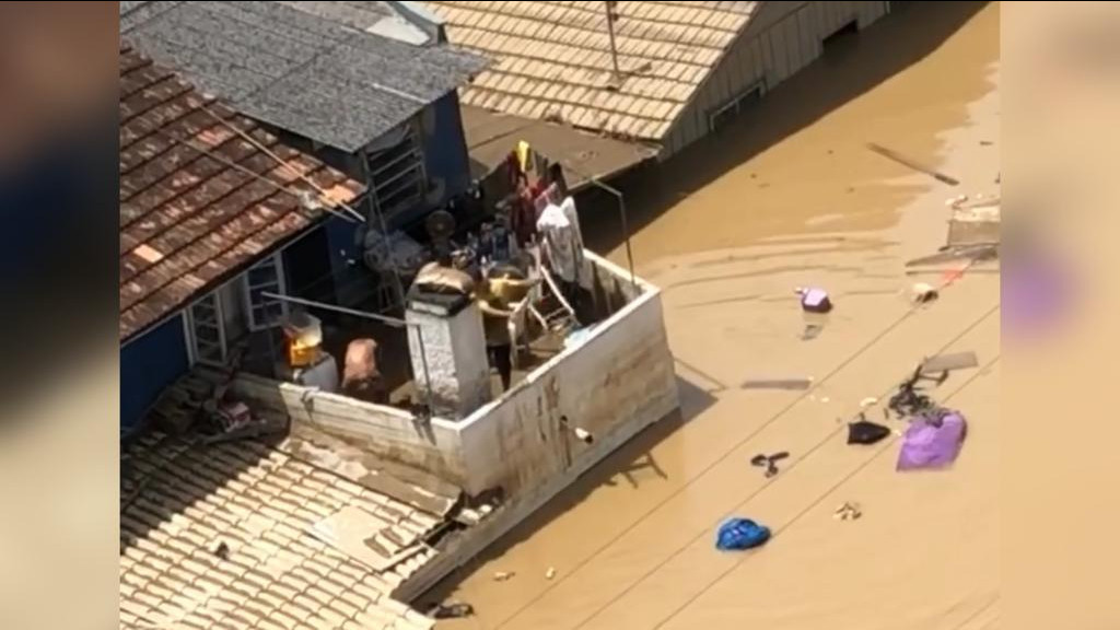 Moradores são flagrados jogando móveis em rua alagada por enchente, em Rio do Sul