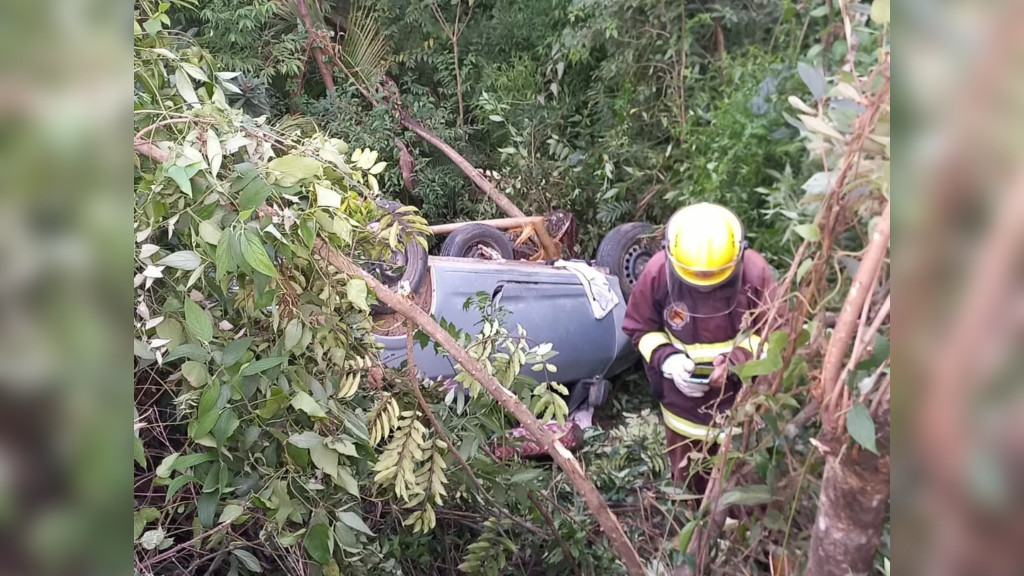 Carro capota na BR-470 e vítimas desaparecem