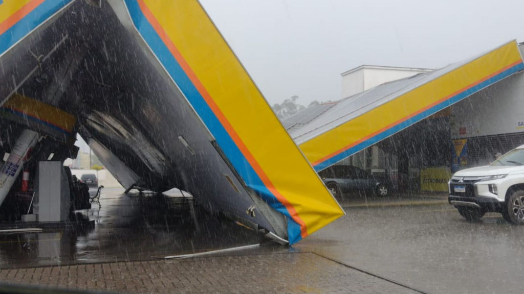 Telhado de posto de combustível desaba durante chuva em SC