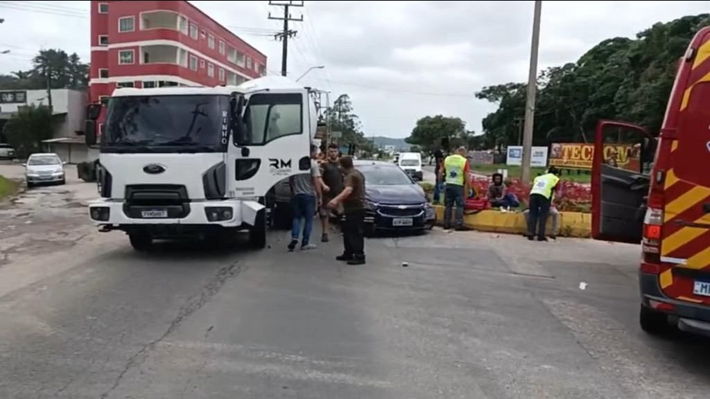 Colisão entre carro e caminhão mobiliza bombeiros, em Canelinha