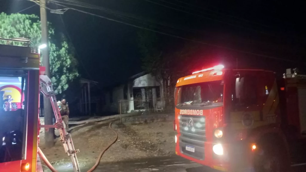 Idoso carbonizado em incêndio é encontrado sentado com TV nos braços