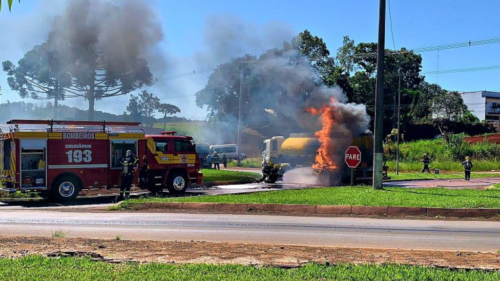 Caminhão-tanque explode após uma hora de tentativas de combate às chamas na BR-282