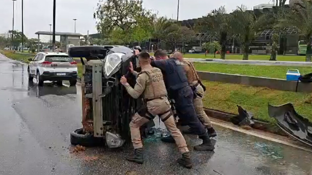 Carro capota em avenida movimentada de Florianópolis