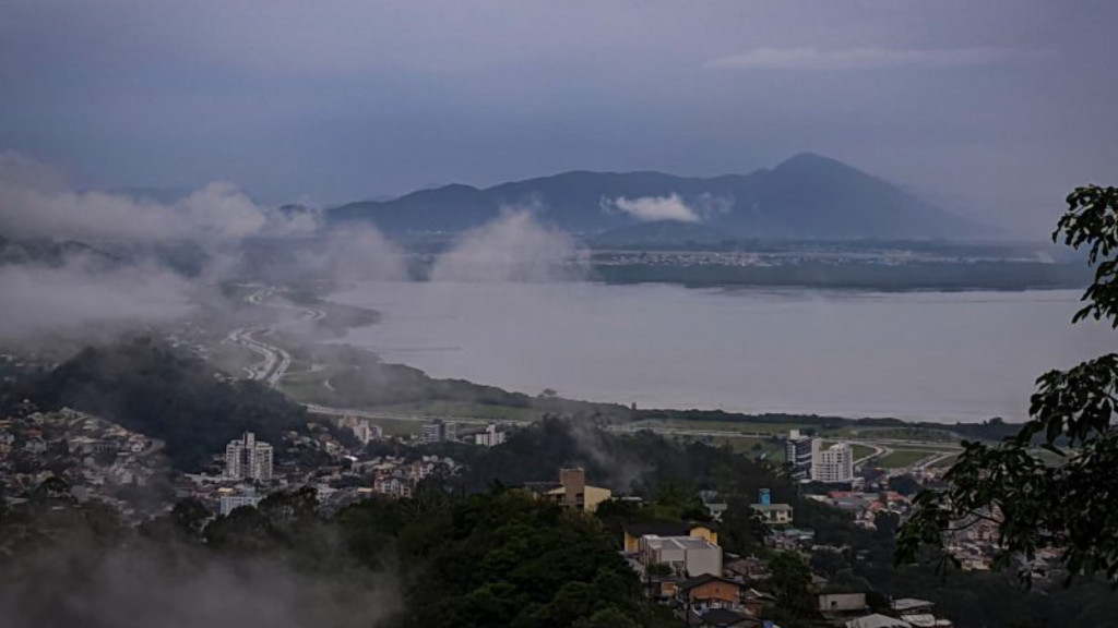 Santa Catarina se prepara para dia com tempestades intensas, granizos e ventos fortes