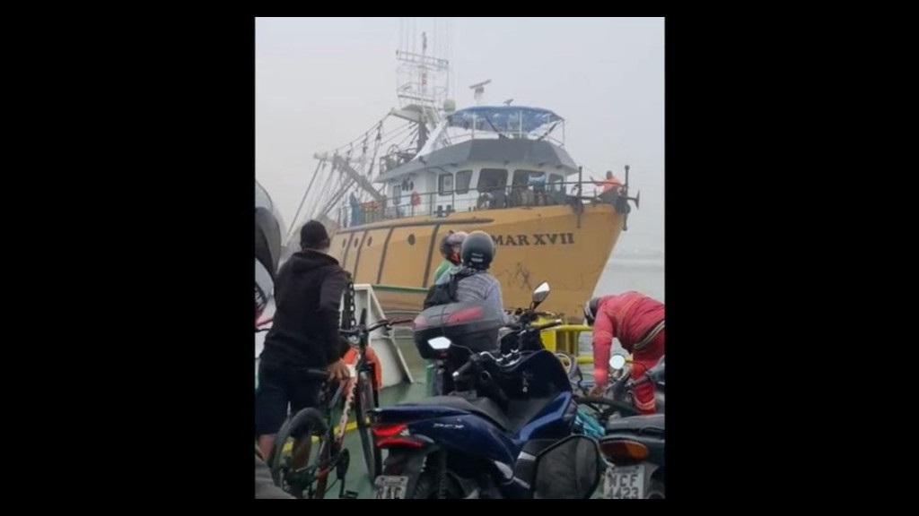 URGENTE: Barco de pesca colide contra Ferry Boat em Navegantes